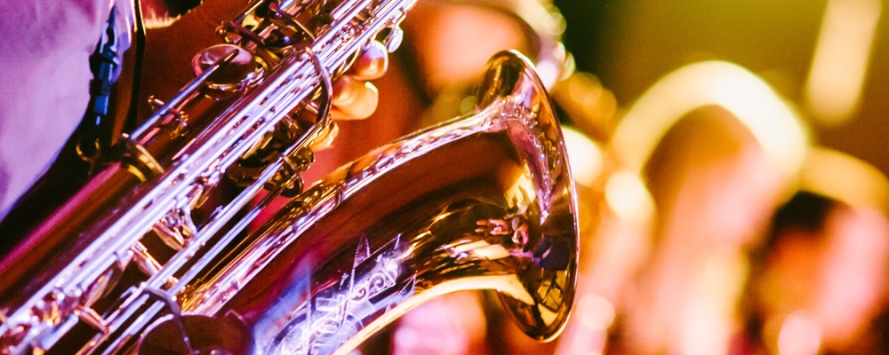 Goldenes Saxophon einer Tanzband glänzt bunt im Bühnenlicht